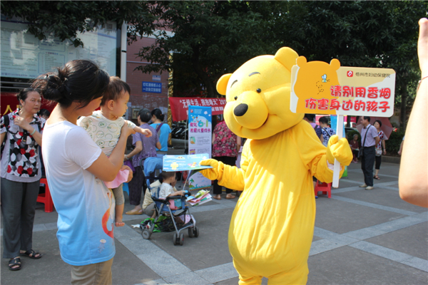 5月29日，梧州市婦幼保健院到潘塘公園參與衛(wèi)生系統(tǒng)開(kāi)展的世界無(wú)煙日宣傳活動(dòng)，該院醫(yī)務(wù)人員扮成可愛(ài)的卡通造型，呼吁市民為孩