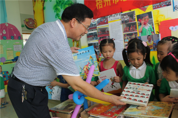 梧州市總工會黨組書記、常務(wù)副主席朱明勝在梧州市總工會到梧州高新區(qū)雙語實驗學(xué)校開展關(guān)愛農(nóng)民工留守活動中為孩子們送上學(xué)習(xí)用具