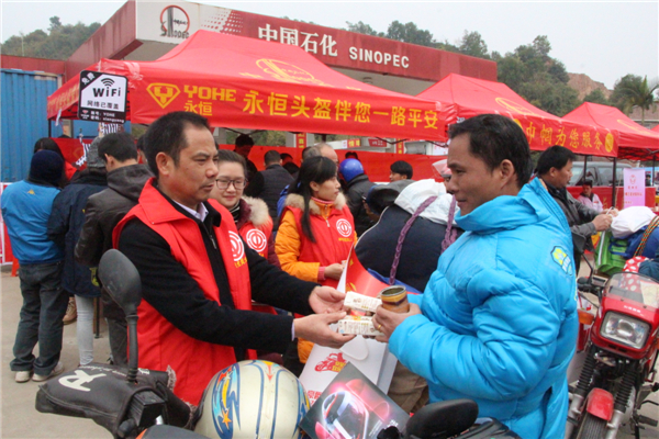 梧州市總工會李副主席慰問返鄉(xiāng)農(nóng)民工--陶志鵬攝.jpg