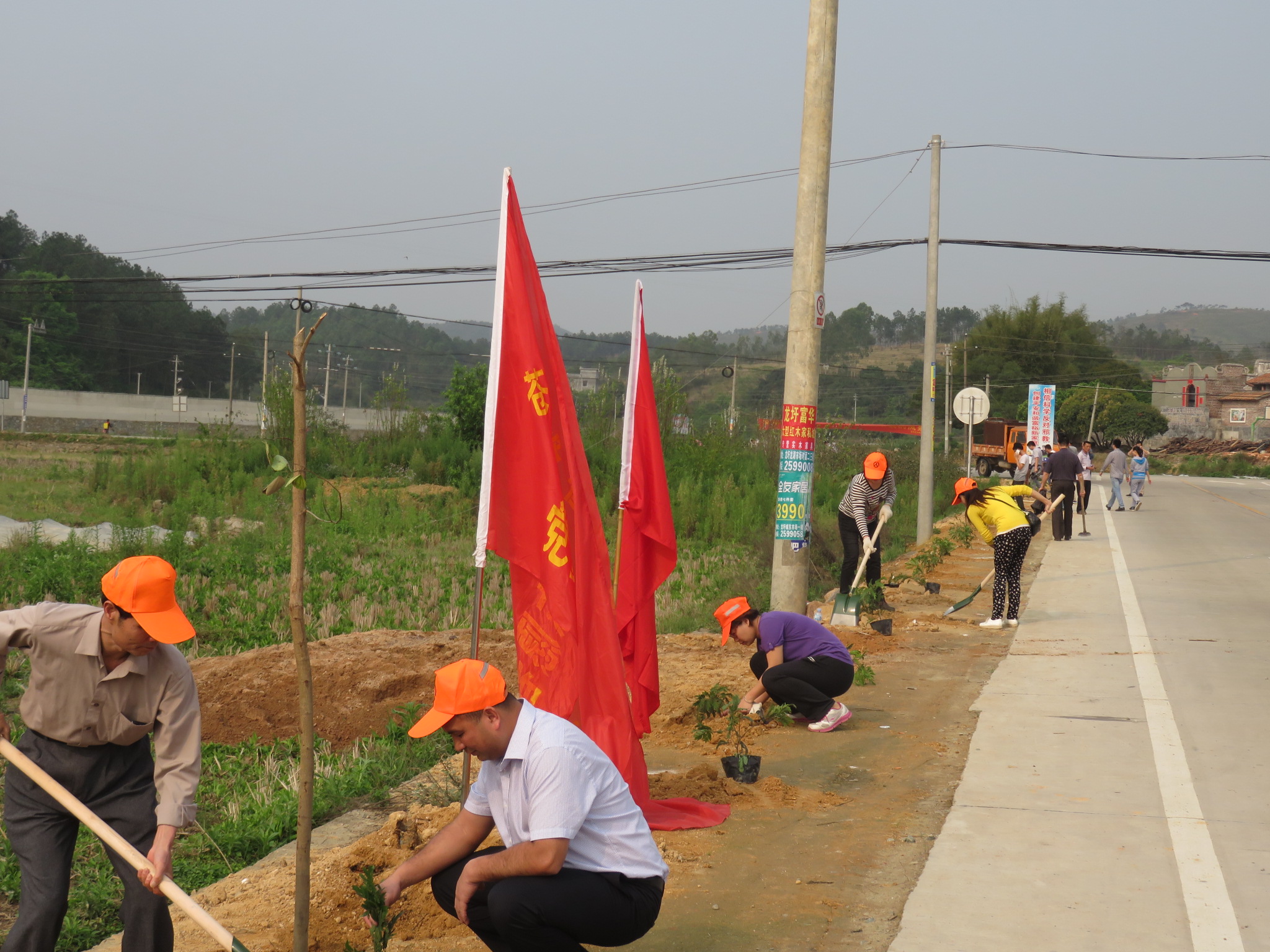 3月19日，龍圩區(qū)人民政府麥用潤副區(qū)長、大坡鎮(zhèn)政府鐘柱海書記、桂東公路管理局陳志武書記、蒼梧公路管理局樂金梅局長等領(lǐng)導(dǎo)與