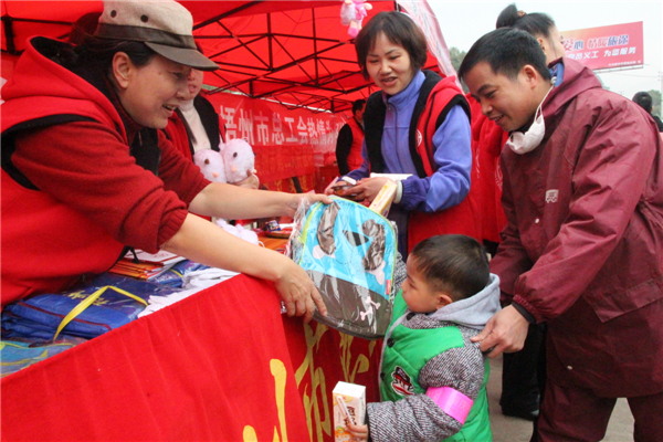 梧州市總工會(huì)黨員義工為返鄉(xiāng)務(wù)工的小孩送上書(shū)包.jpg