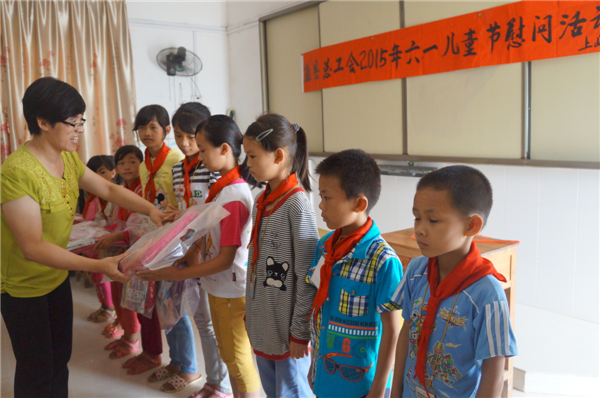 藤縣總工會宋伙坤書記為東榮上峽村小學生送上節(jié)日禮物.jpg