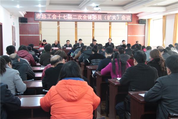 3月11日，梧州市總工會(huì)召開十七屆二次全委會(huì)（擴(kuò)大）會(huì)議，市委副書記蔣海東發(fā)表講話，市總工會(huì)黨組書記、常務(wù)副主席朱明勝作