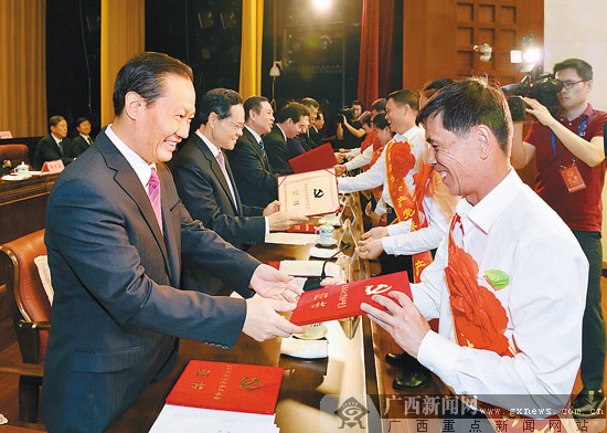 自治區(qū)黨委舉行慶祝中國共產(chǎn)黨成立95周年大會(huì)