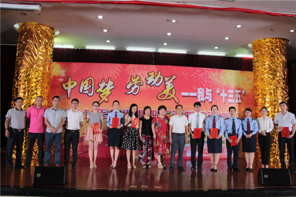 領(lǐng)導(dǎo)嘉賓評委與獲獎(jiǎng)選手的合影.JPG