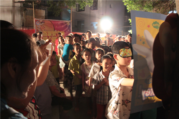 在中秋節(jié)來臨之際，為進一步拓展“雙報到”活動，踐行“兩學一做”學習教育，關愛社區(qū)職工群眾，營造歡樂祥和的節(jié)日氛圍，梧州市