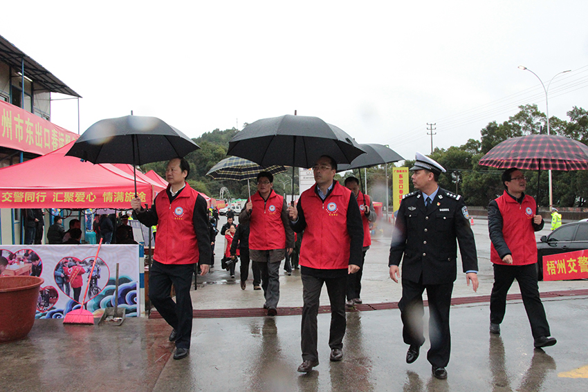 市委常委、組織部部長張惠強，市人大副主任、市總工會主席徐遠洲一行在東出口春運服務站視察各行業(yè)愛心服務站.jpg