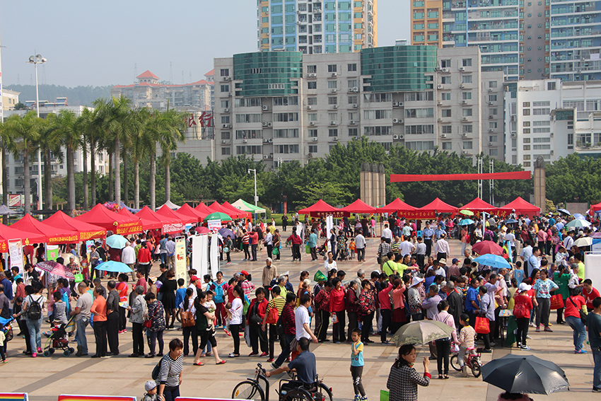 市總工會(huì)舉辦慶五一“中國(guó)夢(mèng)，勞動(dòng)美”服務(wù)職工廣場(chǎng)活動(dòng)(圖文)