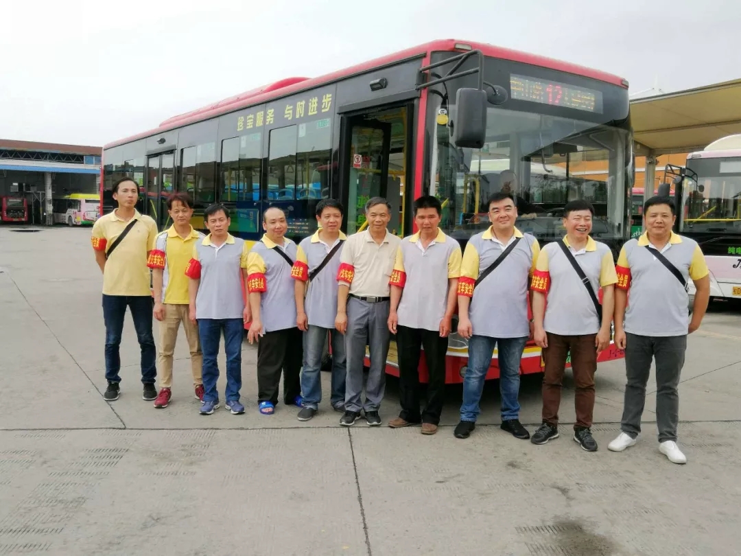 你坐過12路公交車嗎？為你服務(wù)的是“全國工人先鋒號(hào)”哦