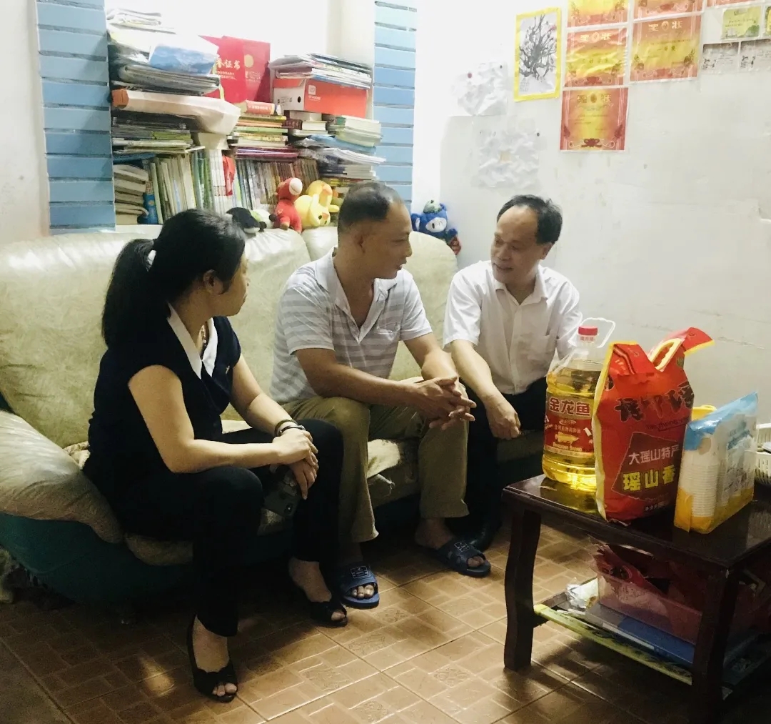 節(jié)日慰問暖人心，結(jié)對(duì)幫扶情誼真
