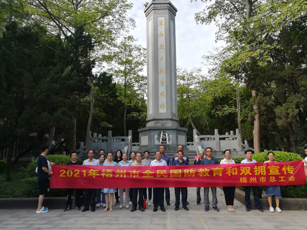 瞻仰烈士紀(jì)念碑，在緬懷烈士中提升國防意識