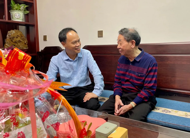 秋意濃，情意真，重陽(yáng)慰問暖人心