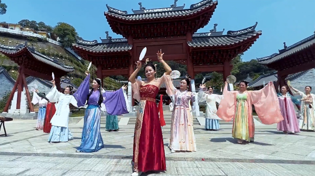 聽，梧州學(xué)院的教職工演繹《禮儀之邦》向祖國(guó)73周年華誕獻(xiàn)禮