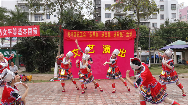 為豐富廣大職工群眾的精神文化生活，營造歡樂祥和的節(jié)日氣氛，2015年春節(jié)期間龍圩區(qū)總工會(huì)深入開展“走基層 送文化 送歡樂