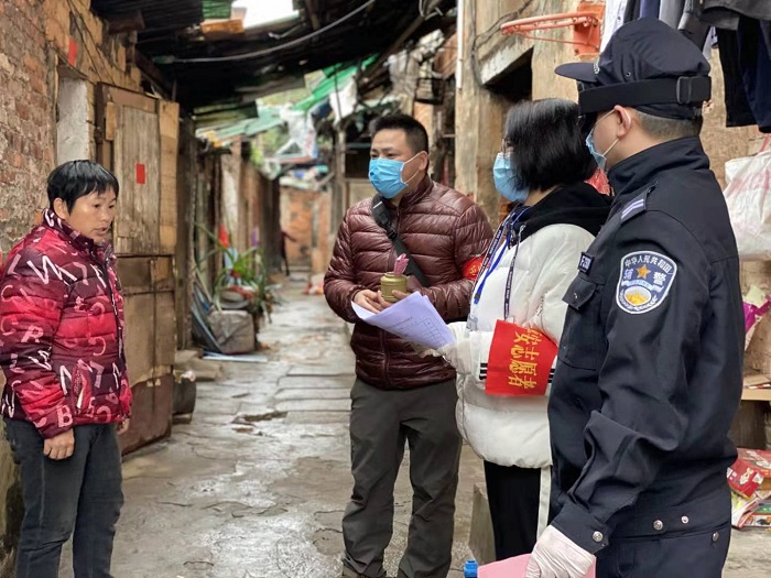 圖2.2月4日，萬秀區(qū)總工會(huì)主席莫培燁到龍骨社區(qū)協(xié)助開展疫情防控核查和宣傳工作.jpg