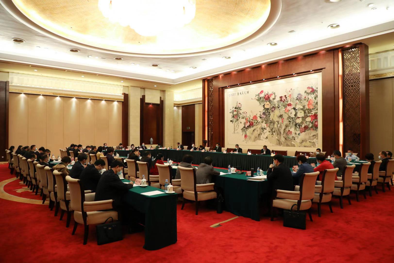 自治區(qū)政協(xié)十二屆四次會(huì)議召開期間，工會(huì)界別委員結(jié)合工作實(shí)際，積極建言獻(xiàn)策——