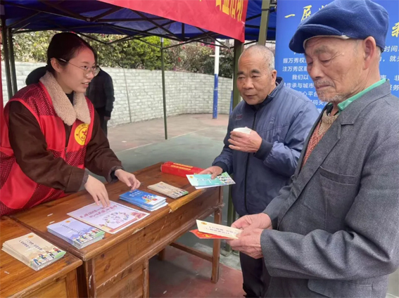 萬秀區(qū)總工會開展春節(jié)“送萬福、進萬家” 公益活動