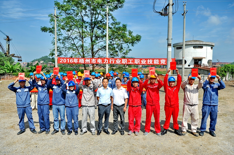 領(lǐng)導(dǎo)與獲獎(jiǎng)?wù)吆嫌埃ê稳A文）.jpg